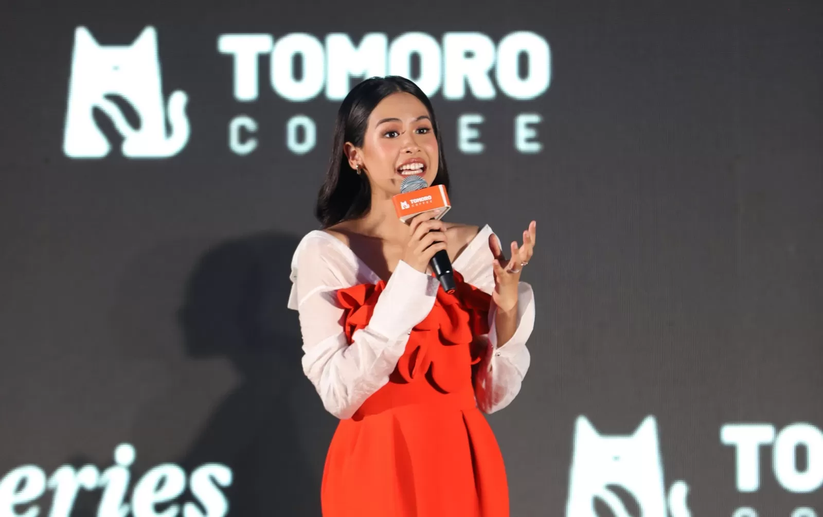 maudy-ayunda-menjadi-duta-inspirasi-generasi-muda-di-tomoro-coffee-ajak-mereka-berani-bermimpi-dan-melampaui-batas