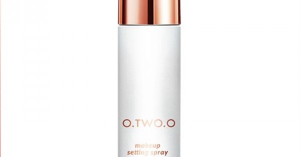 O.TWO.O Moisturizing Make-up Fixer Spray: Solusi Makeup Tahan Lama